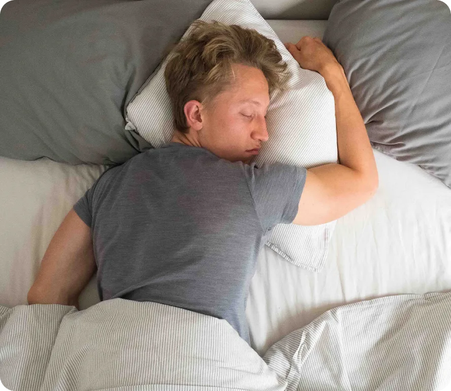 Müder Mann liegt im Bett