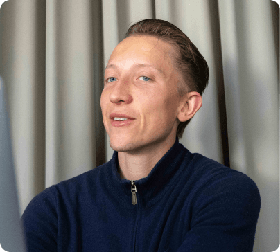 Motivierte Person sitzt entspannt am Fenster